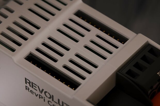 I/O ve ağ geçidi genişletme modüllerini bağlamak için iki PiBridge bağlantısı