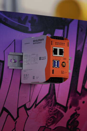 DIN rayına monte edilmiş RevPi Connect