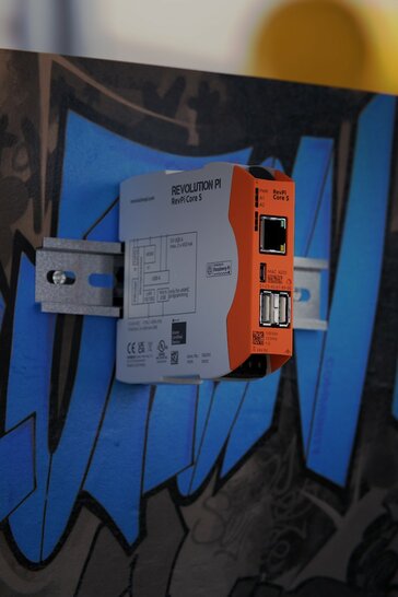 DIN rayına monte edilmiş RevPi Core