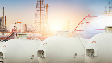 Saving energy intelligently – industrial plant with liquid gas tanks 