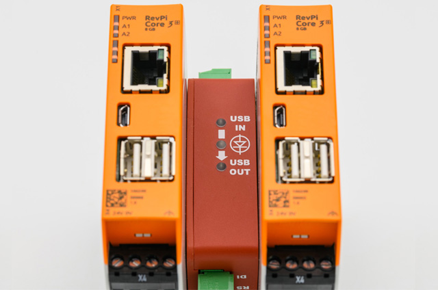 Two RevPi Core outside, in the centre the patented small box, an electronic, diode-based module from Térega Solutions 